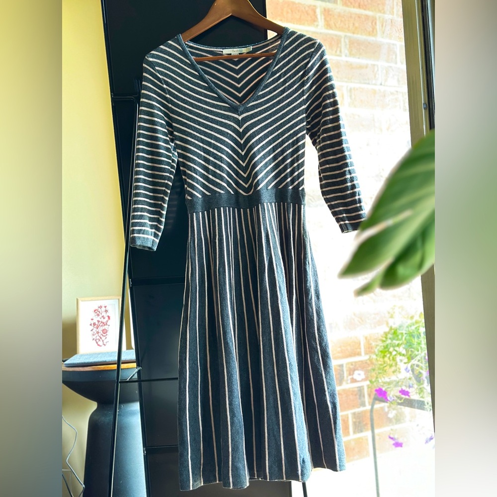 Boden Gray and White Pleated A-Line Dress with V-Neck